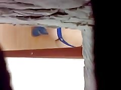 Tifla delicious Brażiljan. biex tbiddel l-ħwejjeġ.
