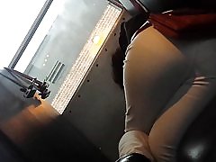 Ass jit toothed sa fuq xarabank tal-iskola