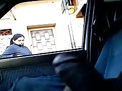 Ewwel dehra laġenba il-flash u mbagħad taraha quddiem