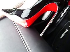 Lick tiegħi tkaken nadif! slut fil-karozza leatheramp; louboutin tkaken